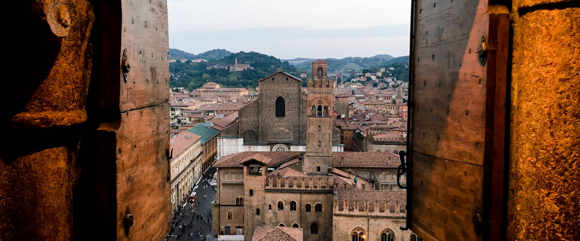 Palazzo Re Enzo e la Basilica di San Petronio visti dal campanile della Cattedrale di San Pietro foto di Roberto Carisi